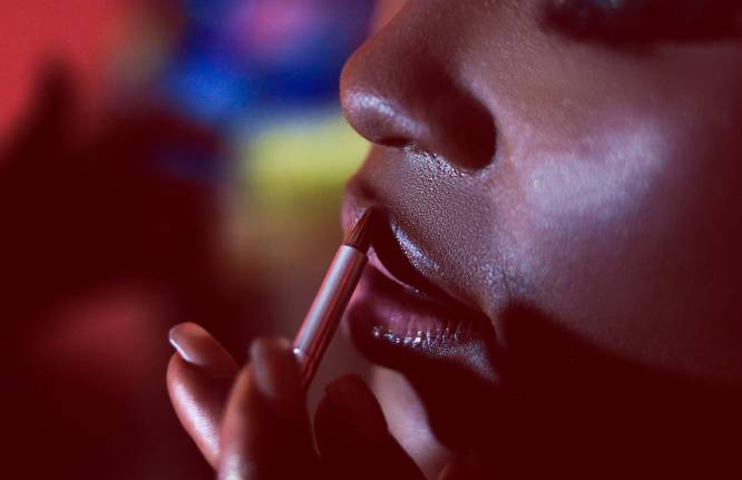 ilustrasi memakai lipstik (pexels.com/chidy)