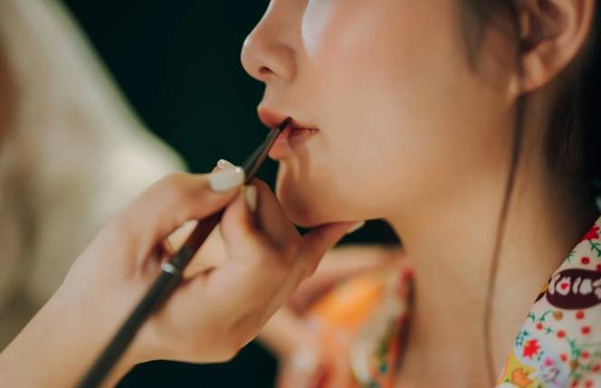 ilustrasi memakai lipstik (pexels.com/tr-n-long)