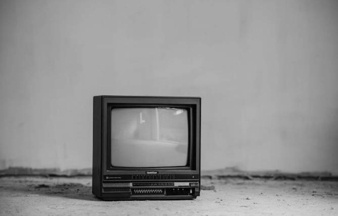 ilustrasi TV jadul (pexels.com/anete-lusina)