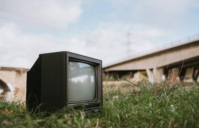 ilustrasi TV jadul (pexels.com/anete-lusina)