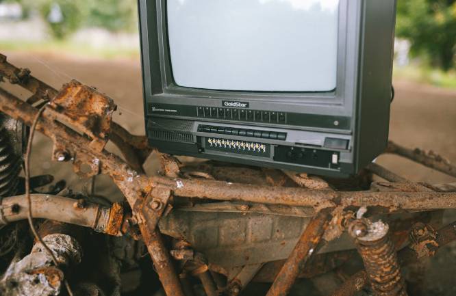 ilustrasi TV jadul (pexels.com/anete-lusina)