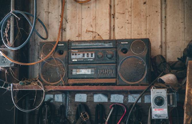 ilustrasi radio rusak (pexels.com/e-m-3766677)