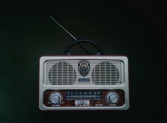 ilustrasi radio jadul (pexels.com/tkirkgoz)