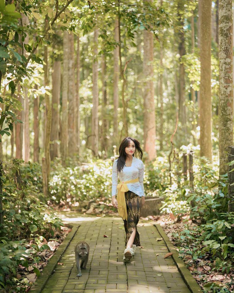 style kebaya ala Fuji (instagram.com/fuji_an)