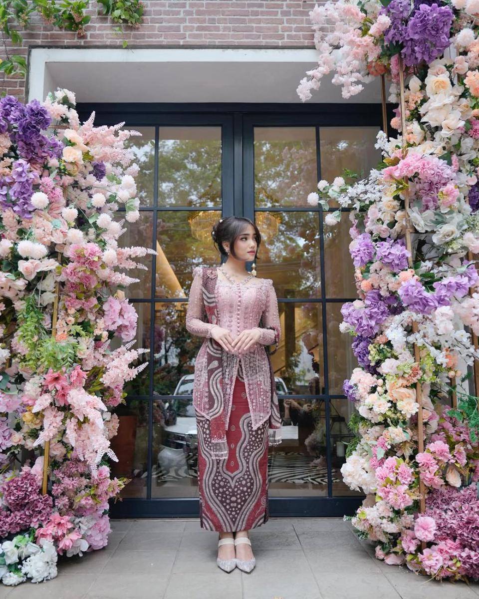 style kebaya ala Fuji (instagram.com/fuji_an)
