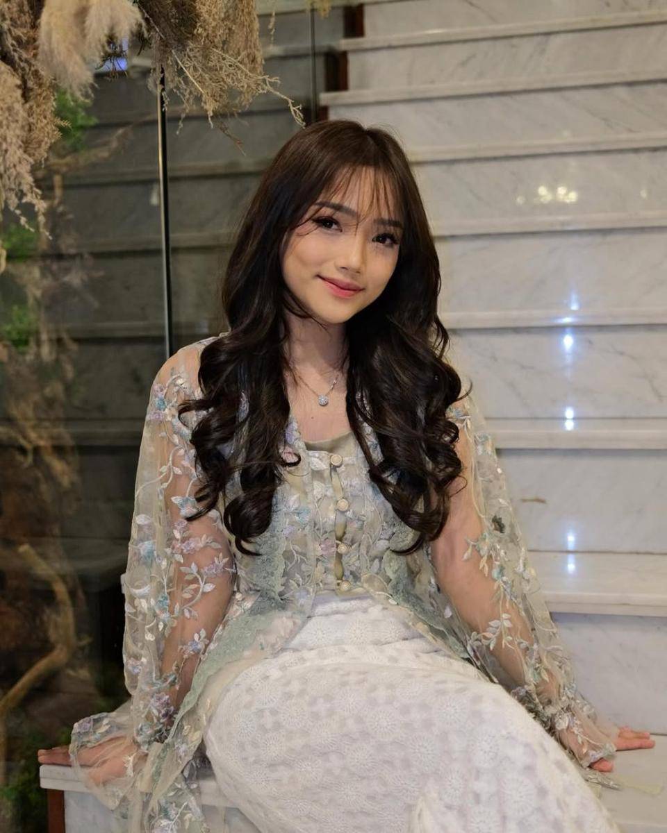 style kebaya ala Fuji (instagram.com/fuji_an)