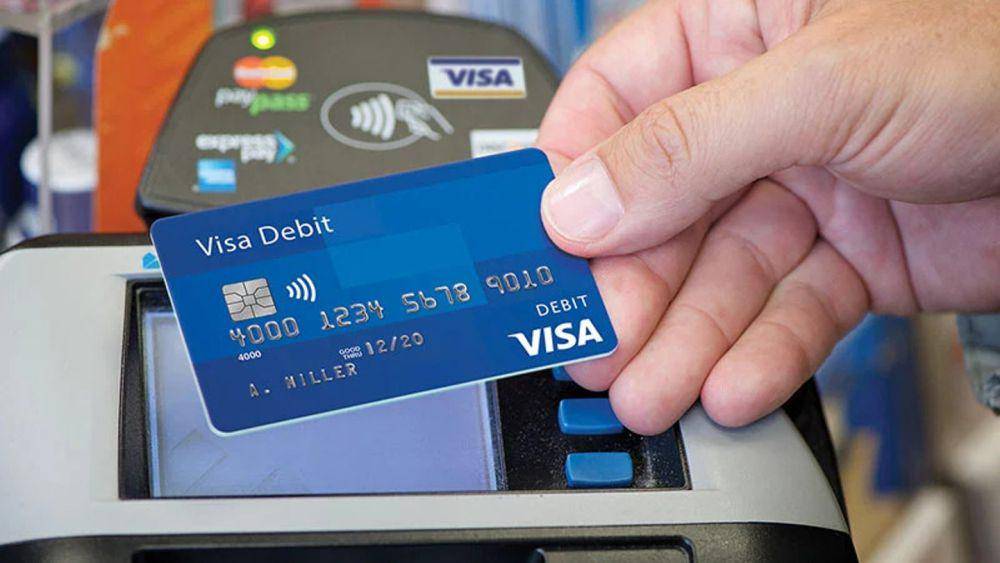 Ilustrasi seseorang menggunakan kartu visa di toko atau kios (visa.co.id)