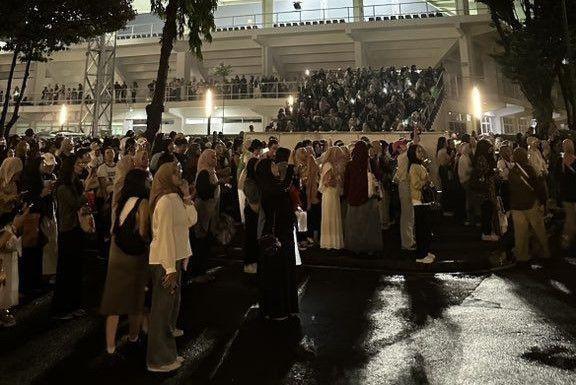 Penggemar Padati 'Section Ngemper' di Konser DAY6 Jakarta