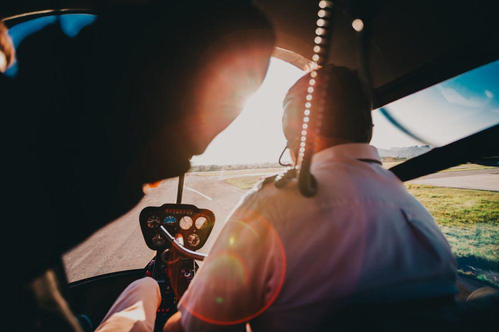 ilustrasi pilot pesawat terbang (pexels.com/Matheus Bertelli)