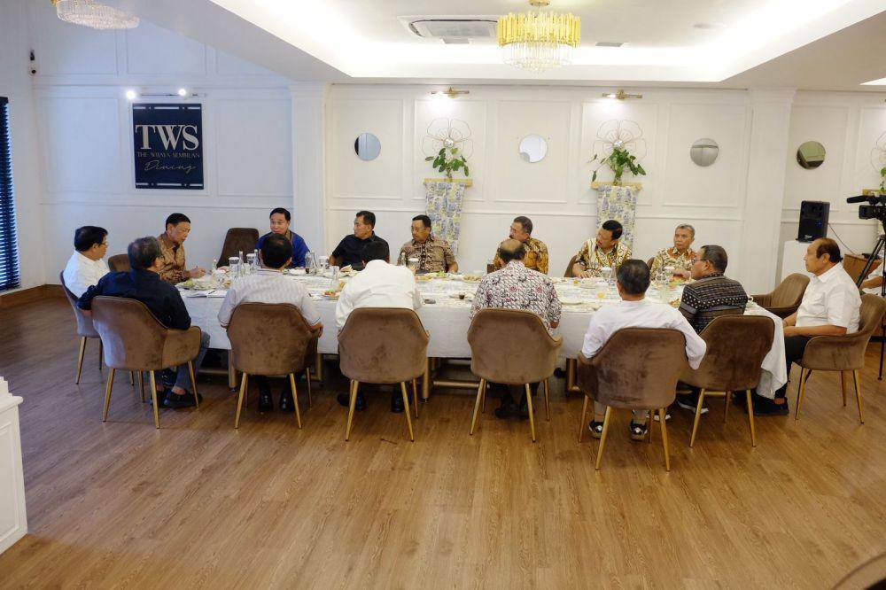 Jenderal (Purn) Agum Gumlera dan Wiranto ketika bertemu dengan para purnawirawan jenderal TNI dan Polri di Wijaya. (Dokumentasi Istimewa)