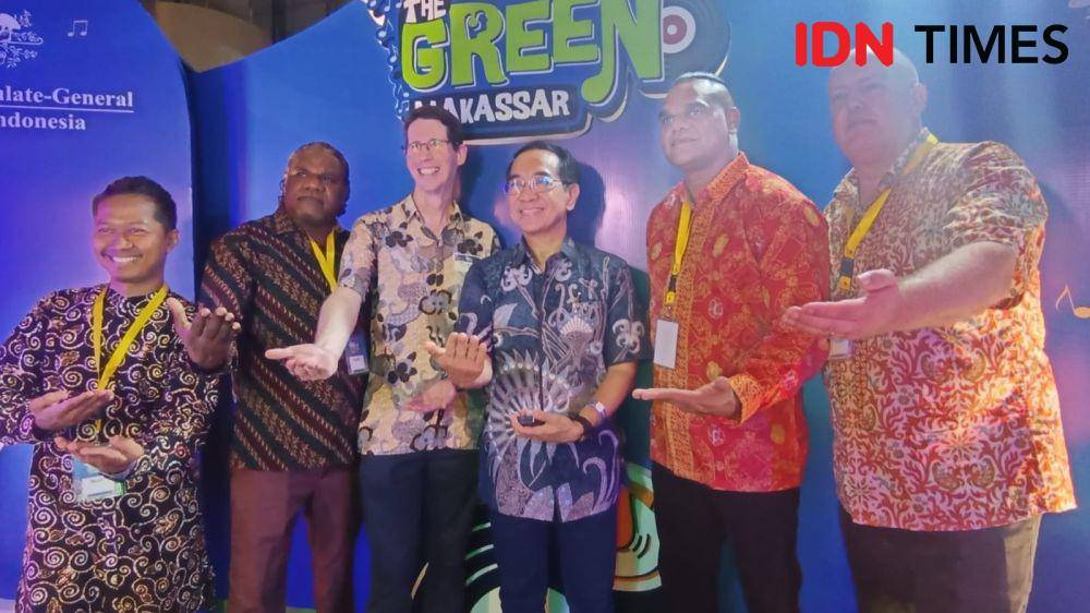 Foto bersama di sela Festival Gig on the Green bertempat di rooftop Nipah Mall, Sabtu (3/5/2025). (IDN Times/Asrhawi Muin)