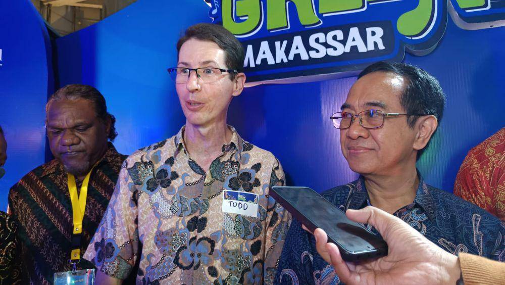 Konsul-Jenderal Australia di Makassar, Todd Dias, saat diwawancarai dalam Festival Gig on the Green di rooftop Nipah Mall, Sabtu (3/5/2025). (IDN Times/Asrhawi Muin)