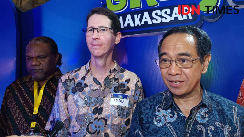 Ketua Ikatan Alumni Mahasiswa Australia (IKAMA) Sulsel, Prof. Jamaluddin Jompa (kanan) saat diwawancarai dalam Festival Gig on the Green di rooftop Nipah Mall, Sabtu (3/5/2025). (IDN Times/Asrhawi Muin)