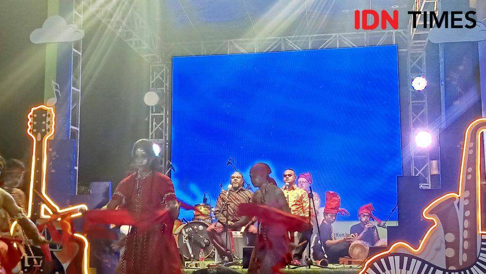 Penampilan Ngulmiya dalam Festival Gig on the Green di rooftop Nipah Mall, Sabtu (3/5/2025). (IDN Times/Asrhawi Muin)