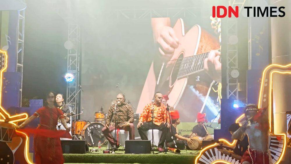 Penampilan Ngulmiya dalam Festival Gig on the Green di rooftop Nipah Mall, Sabtu (3/5/2025). (IDN Times/Asrhawi Muin)
