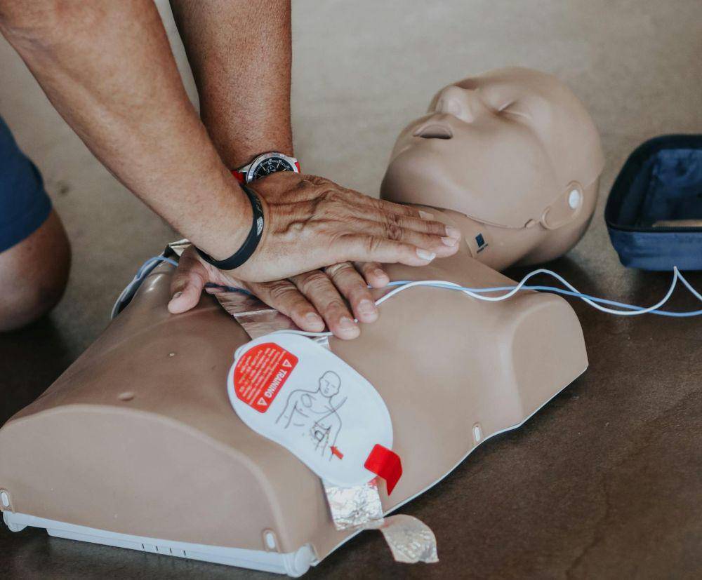 ilustrasi menggunakan mesin AED atau Automated External Defibrillator (pexels.com/Raven Domingo)