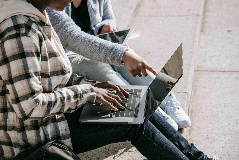 mahasiswa menggunakan laptop