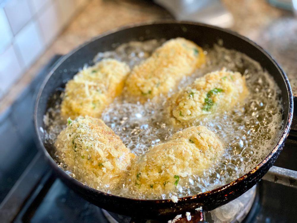 5 Kebiasaan Masak yang Tanpa Disadari Bikin Boros Minyak Goreng