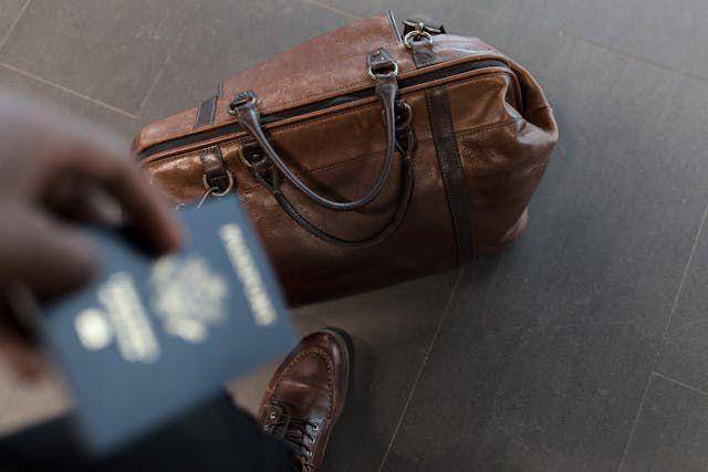 ilustrasi tas ransel dan sepatu cokelat (pexels.com/nappy)