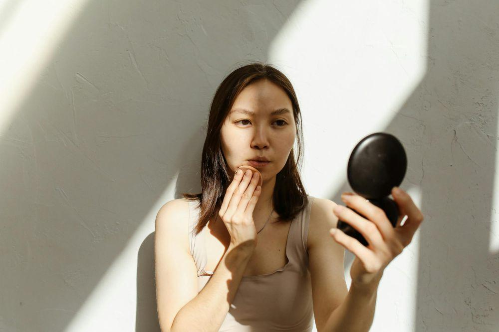 5 Tips Makeup yang Bikin Kamu Tampil Segar, Meski Kurang Tidur