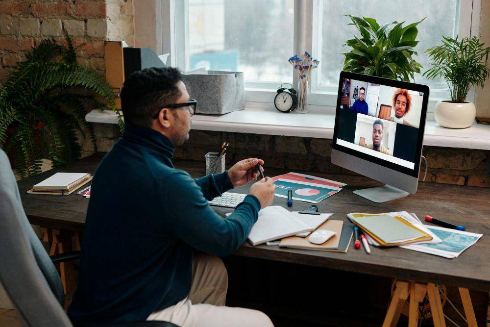 Ilustrasi pria alpha male yang bangga dengan multitasking dalam bekerja (pexels.com/Diva Plavalaguna)