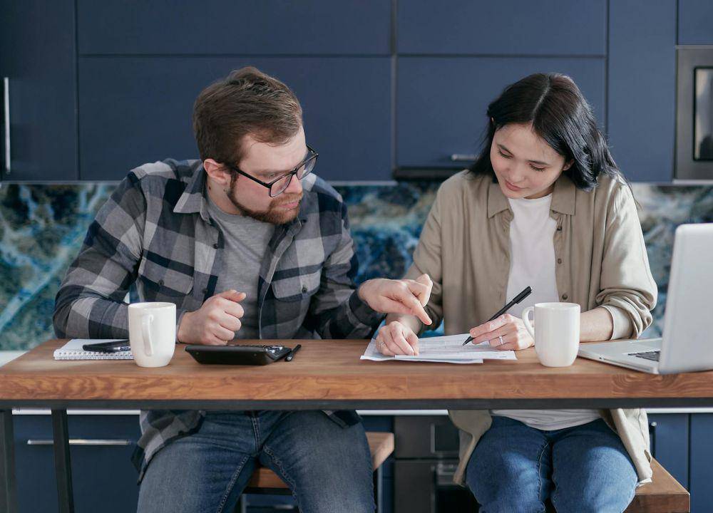 ilustrasi bijak mengatur keuangan dengan pasangan (pexels.com/Mikhail Nilov)