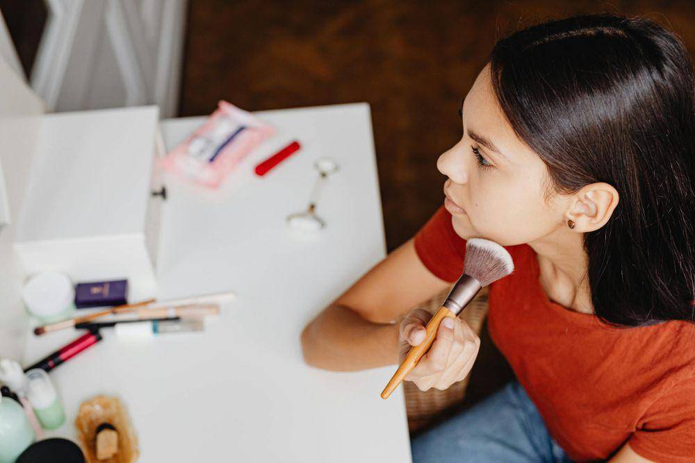 ilustrasi menggunakan highlighter (pexels.com/Photo By: Kaboompics.com)
