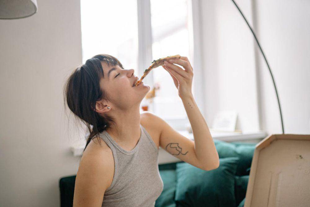 ilustrasi makan pizza