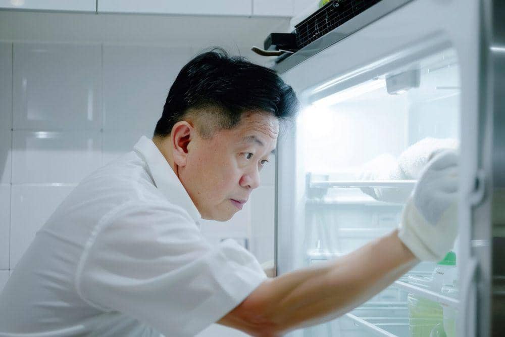 5 Cara Bersihkan Kulkas Biar Tetap Higienis dan Anti Bau, Gampang!