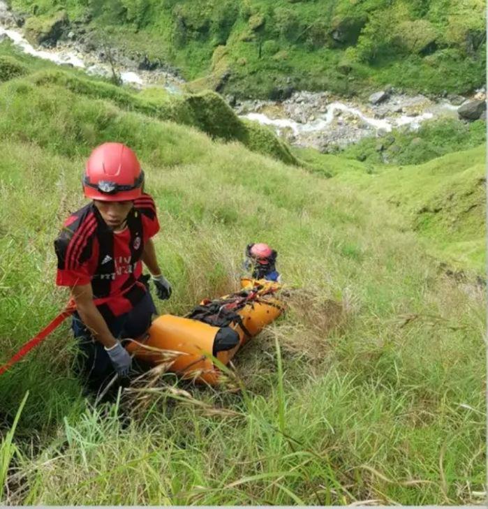 Proses evakuasi pendaki Malaysia yang tewas terjatuh di jalur Banyu Urip Destinasi Wisata Pendakian Torean Gunung Rinjani, Minggu (4/5/2025). (dok. BTNGR)