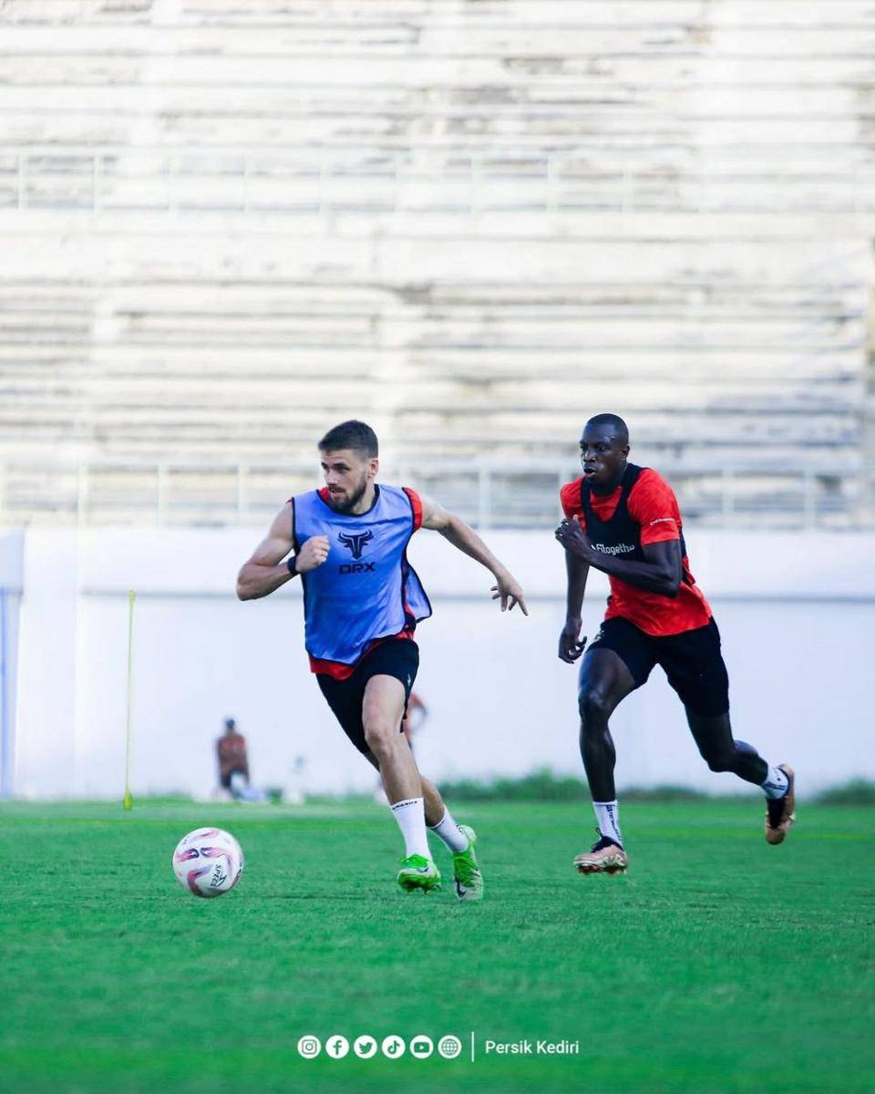 Pemain Persik Kediri saat berlatih. Instagram.com/persikfcofficial