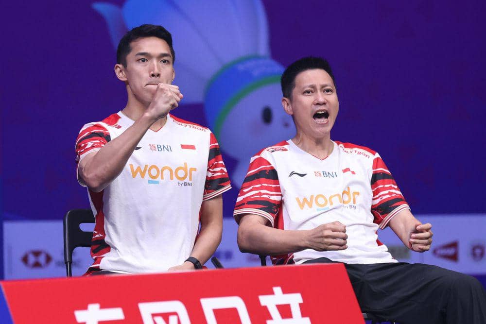 Jonatan Christie saat duduk di bangku pelatih mendampingi pemain muda, Alwi Farhan bersama pelatih Indra Widjaja di PIala Sudirman 2025 (dok.PP PBSI)