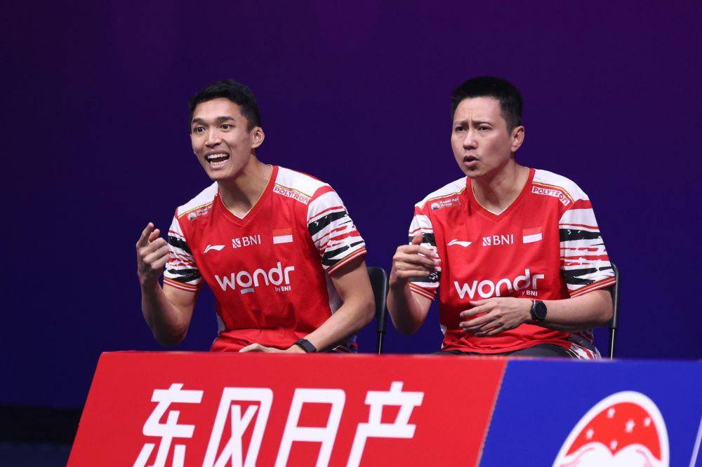 Jonatan Christie saat duduk di bangku pelatih mendampingi pemain muda, Alwi Farhan bersama pelatih Indra Widjaja di PIala Sudirman 2025 (dok.PP PBSI)