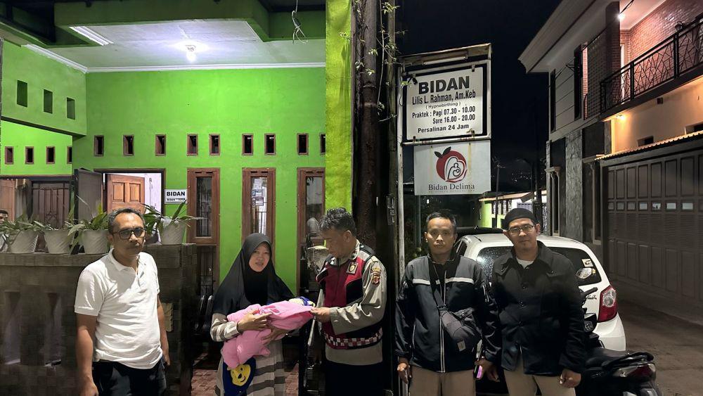 Warga Bandung Barat Temukan Bayi  Terbungkus Kardus di Pinggir Jalan
