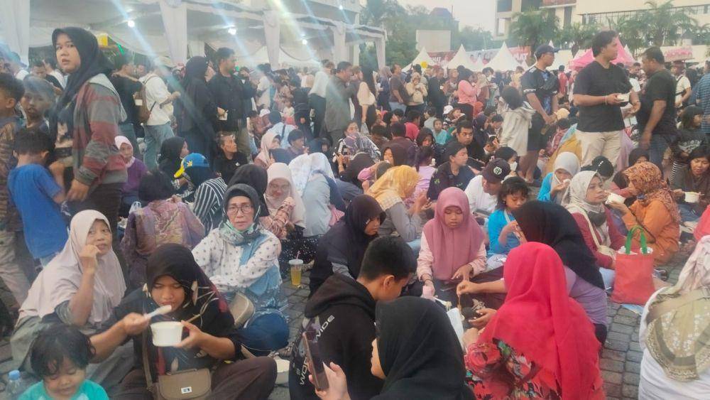 Ribuan warga menikmati soto gratis di puncak HUT Ke-478 Kota Semarang di Balai Kota Semarang, Minggu (4/5/2025). (IDN Times/bt)