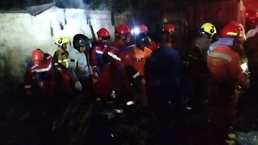 Kebakaran di Jalan Barawaja Timur, Makassar, Sulawesi Selatan, Minggu (4/5/2025) dini hari/Istimewa