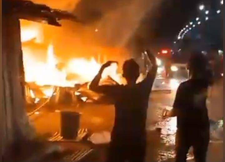 Kebakaran di Jalan Barawaja Timur, Makassar, Sulawesi Selatan, Minggu (4/5/2025) dini hari/Istimewa