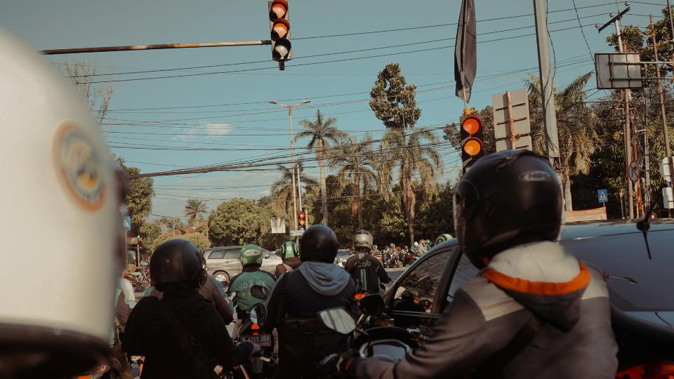 5 Kebiasaan Buruk di Lampu Merah, Jangan Ditiru Ya!