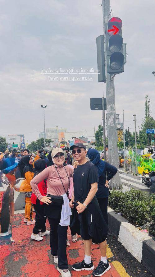 Ayah dan Ibu Ayu Ting Ting Jualan di Bazar Makanan (Instagram.com/mom_ayting92_)
