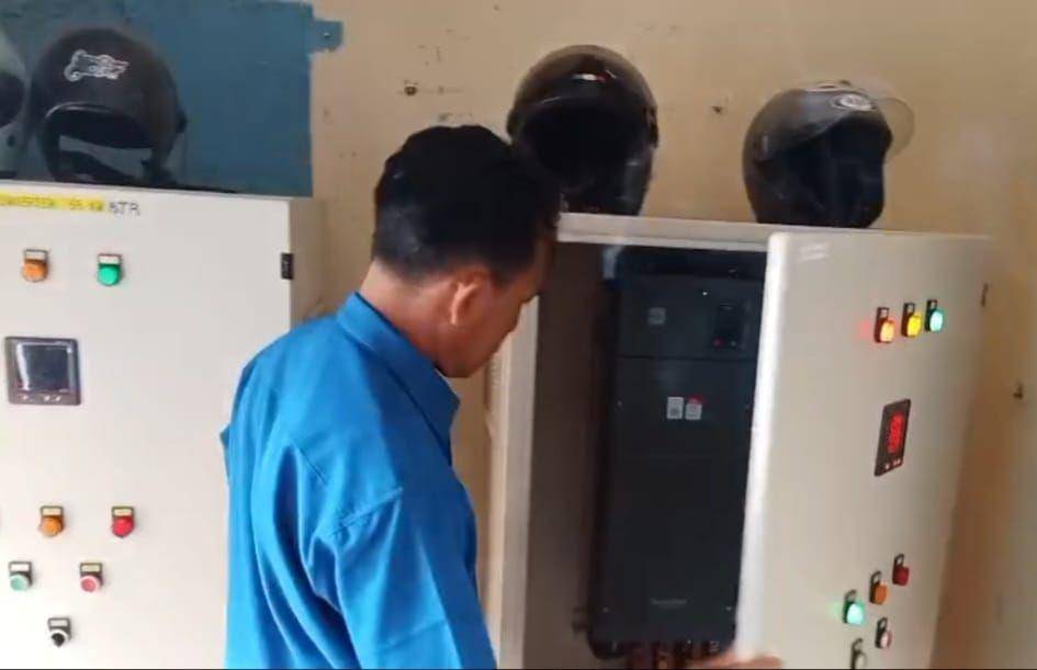 Petugas mengecek layanan air bersih (Dok.IDNTimes/Istimewa)