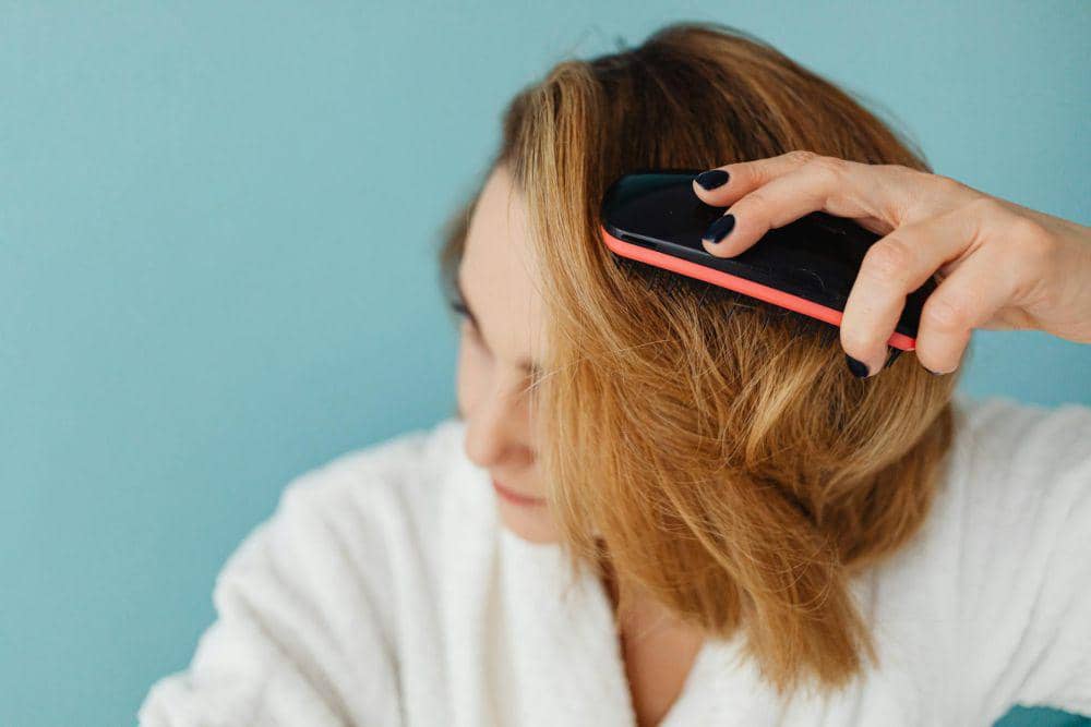 Apakah Mengeringkan Rambut dengan Air Dry Lebih Baik? Simak! | IDN Times