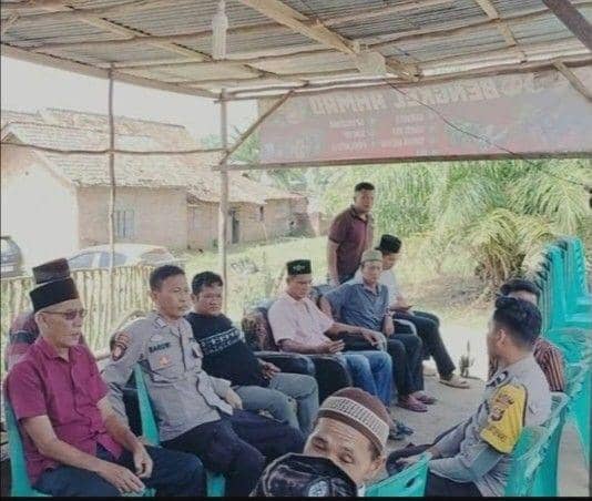 Polisi melakukan olah TKP korban tewas terbakar di kamar. (Dok. Polsek BTS Ulu)
