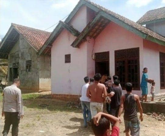 Polisi melakukan olah TKP korban tewas terbakar di kamar. (Dok. Polsek BTS Ulu)