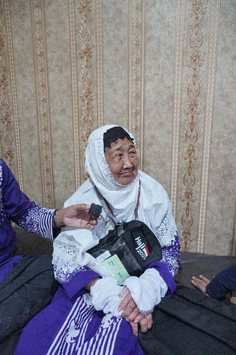 Supinah jemaah haji asal Gresik berangkat haji dari hasil memijat. (Dok. Humas Embarkasi Surabaya)