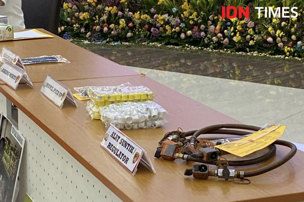 Bareskrim Polri mengungkap kasus pengoplosan gas LPG subsidi menjadi gas nonsubsidi 12 kilogram di Kerawang, Jawa Barat dan Semarang, Jawa Tengah (Jateng). (IDN Times/Irfan Fathurohman)
