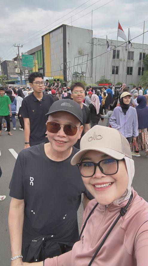 Ayah dan Ibu Ayu Ting Ting Jualan di Bazar Makanan (Instagram.com/mom_ayting92_)