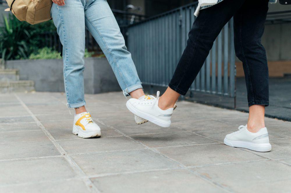 ilustrasi sepatu sneakers (freepik.com/freepik)