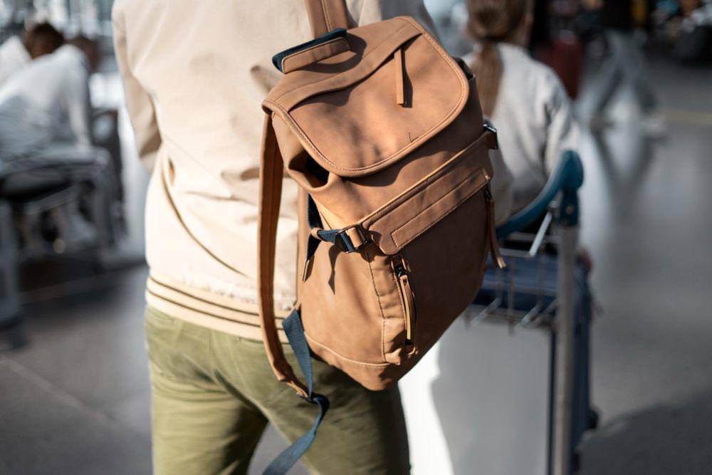 Ilustrasi backpack (freepik.com/freepik)