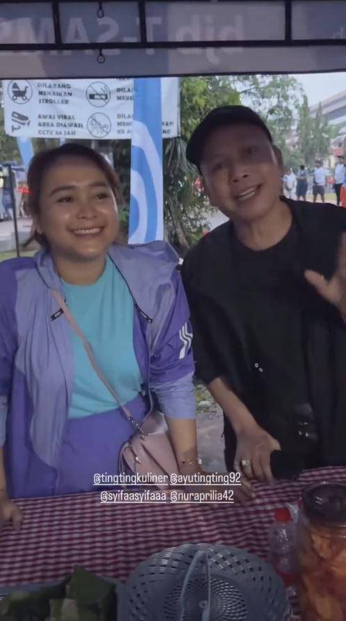 Ayah dan Ibu Ayu Ting Ting Jualan di Bazar Makanan (Instagram.com/mom_ayting92_)