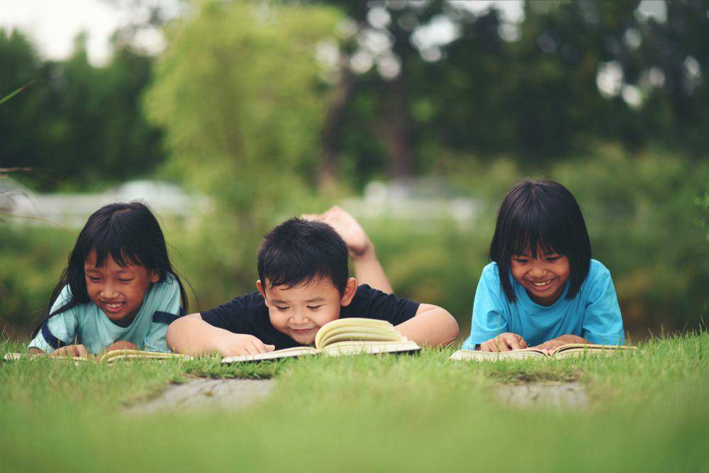 Ilustrasi anak-anak membaca buku (freepik.com/jcomp)